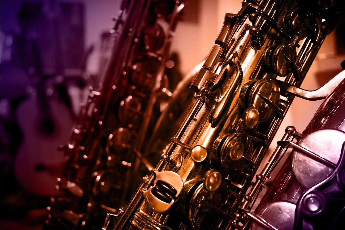 An electronic wind instrument with keys
