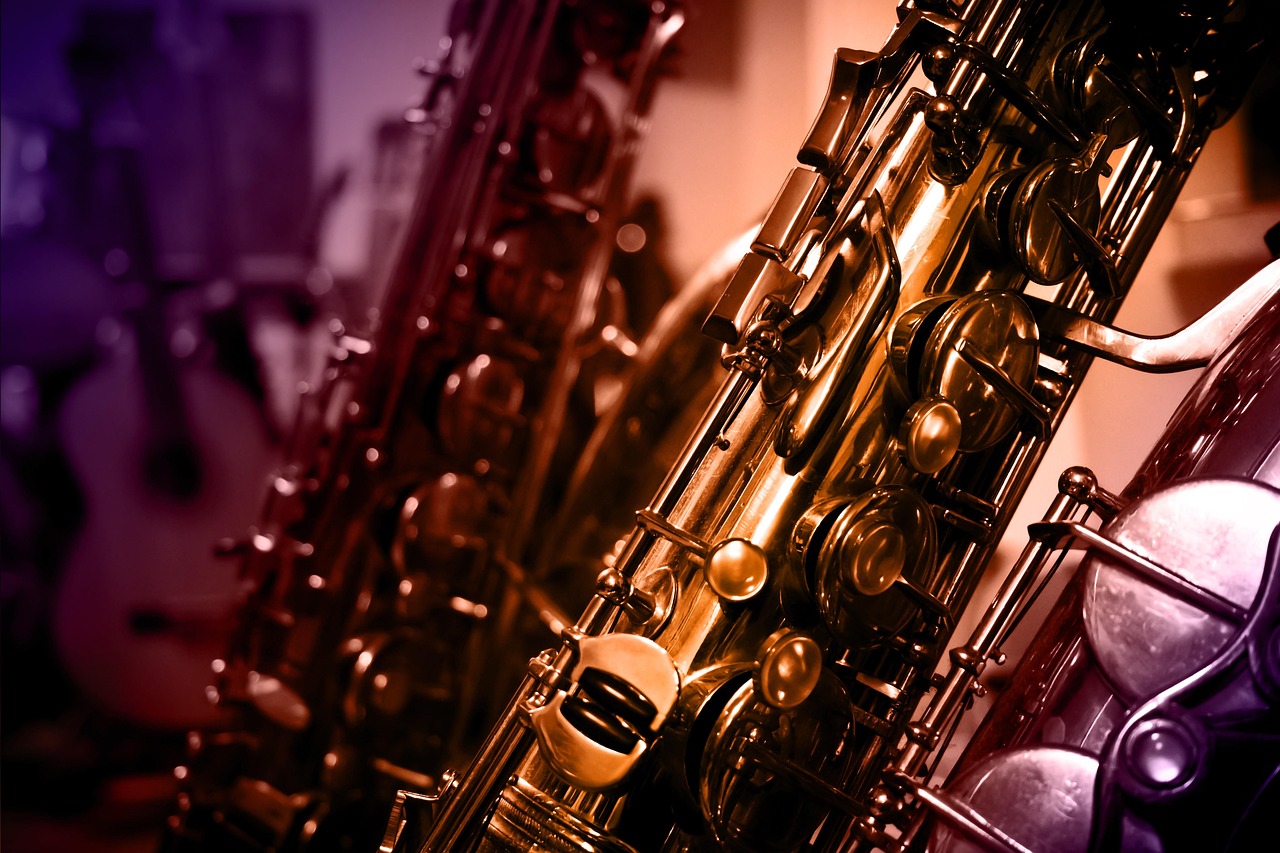 An electronic wind instrument with keys